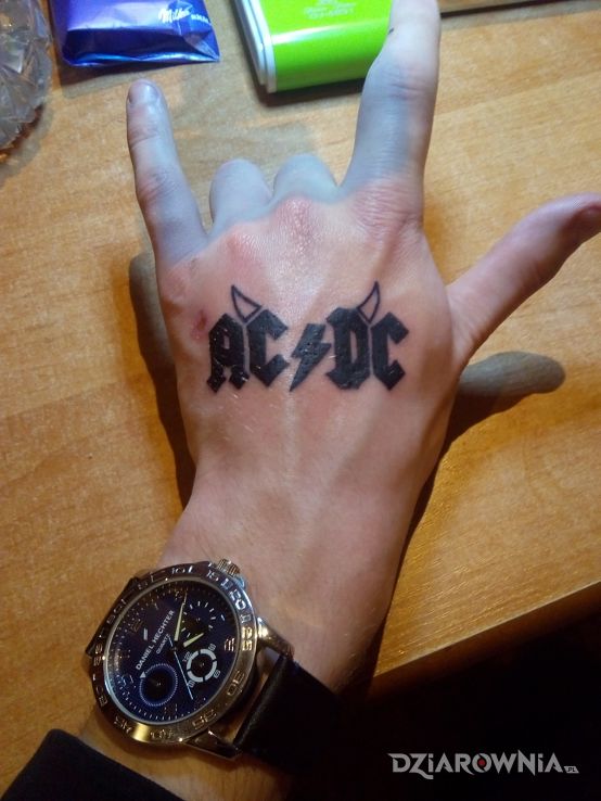Tatuaż co sądziciemi się podoba w motywie napisy na dłoni