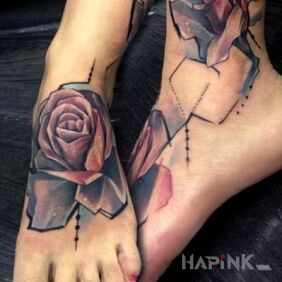 Tattoo 3D on the foot motif: flowers