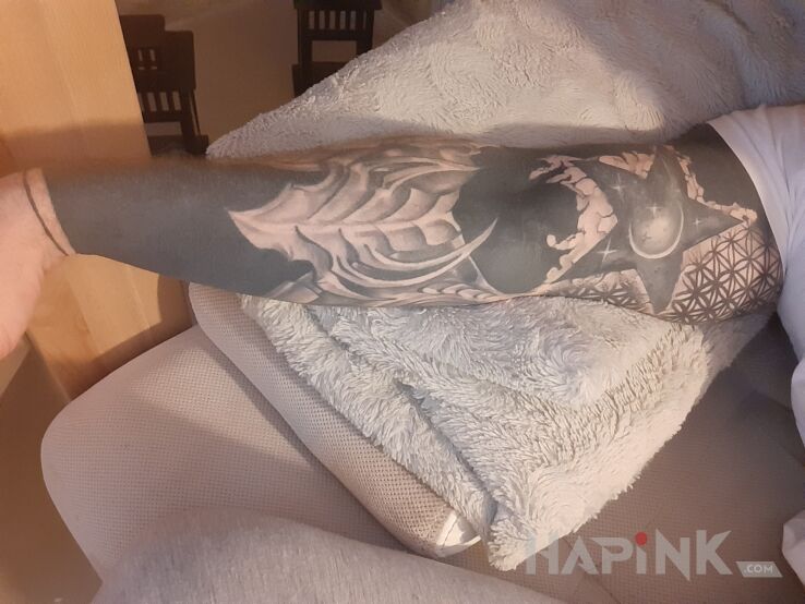 Tattoo Blackwork bio gwiazda in black and gray motif and blackwork / blackout style on the forearm