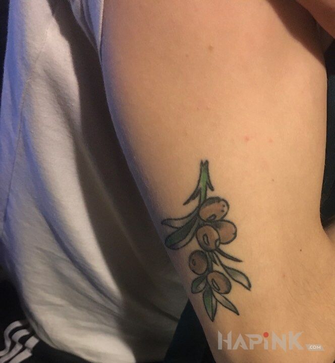 Tattoo Oliwki in flowers motif and graphic / illustrative style on the upper arm