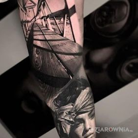 Tatuaż Spacer po molo :O na ramieniu motyw: czarno-szare styl: realistyczne