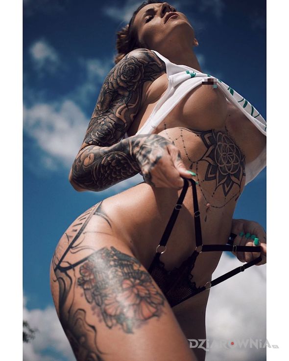 Tatuaż napiete majty w motywie seksowne i stylu graficzne / ilustracyjne na nodze