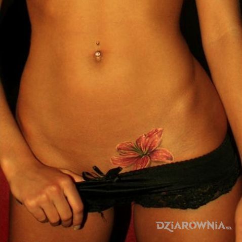 Tatuaż delikatny i wyjatkowy w motywie kwiaty na brzuchu