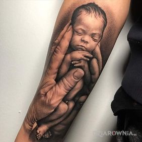 Tatuaż Malutkie dziecko na przedramieniu motyw: 3D styl: realistyczne