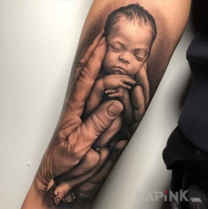 Tattoo Malutkie dziecko in 3D motif and realistic style on the forearm