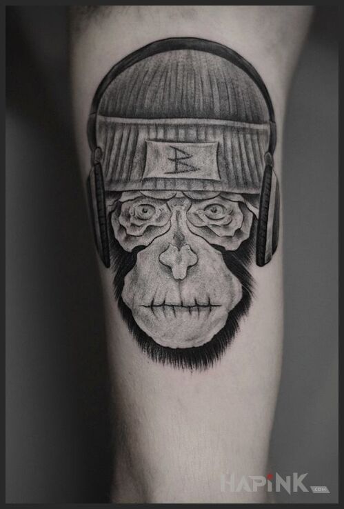 Tattoo Małpa BdoR in animals motif on the upper arm