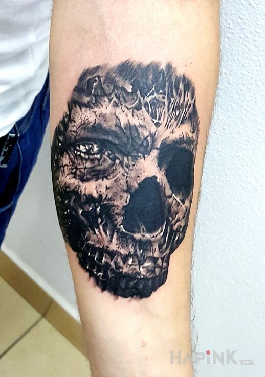 Tattoo Czaszunia in skulls motif and realistic style on the forearm