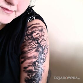 Tatuaż Kwiat wiśni.  Kończymy rękaw ? na ramieniu motyw: czarno-szare styl: graficzne / ilustracyjne