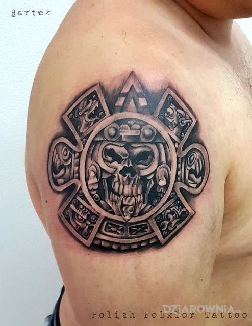 Tatuaż azteckie słońce w motywie czaszki i stylu graficzne / ilustracyjne na ramieniu