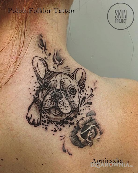 Tatuaż sunia w motywie zwierzęta i stylu graficzne / ilustracyjne na karku