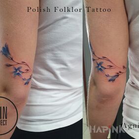 Tattoo Flowers on the upper arm motif: flowers style: minimalistic