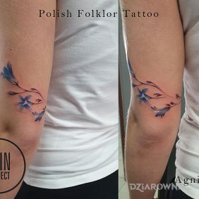 Tatuaż Kwiatki na ramieniu motyw: kolorowe styl: minimalistyczne