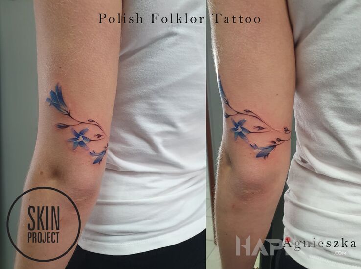 Tattoo Kwiatki in flowers motif and minimalistic style on the upper arm