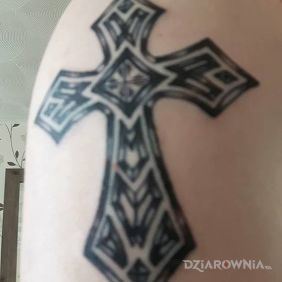 Tatuaż Pierwszy : ) na ramieniu motyw: patriotyczne