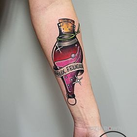 Tatuaż Harry Potter - Felix Felicis na przedramieniu motyw: przedmioty styl: graficzne / ilustracyjne