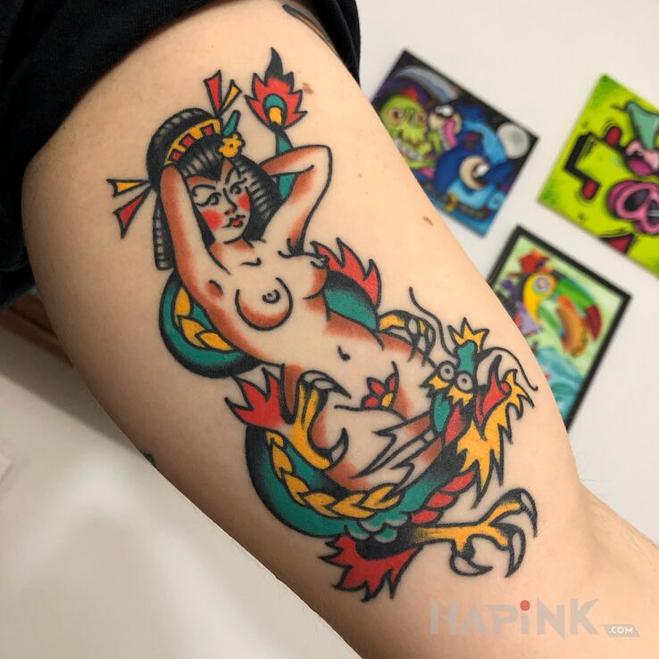 Tattoo Kobieta / Smok / Old School / Traditional in dragons motif and oldschool style on the upper arm