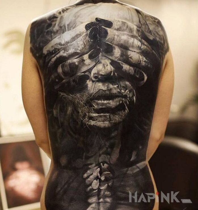 Tattoo Zasłonięte oczy in characters motif on the back