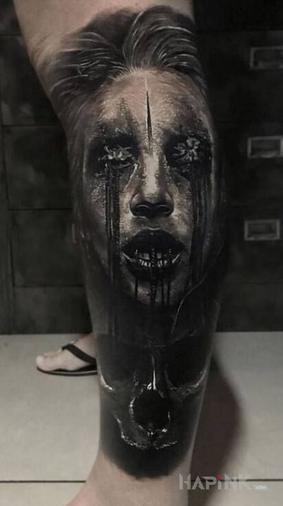 Tattoo Przerazajacy widok in skulls motif and realistic style on the calf