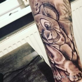 Tatuaż Simba na przedramieniu motyw: czarno-szare styl: graficzne / ilustracyjne