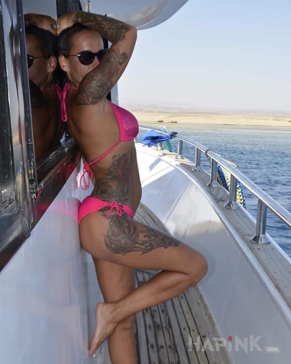 Tattoo Tatoogirl in skulls motif on the leg