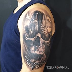 Tatuaż Dziewczyna czaszka i ćma na ramieniu motyw: czaszki styl: realistyczne