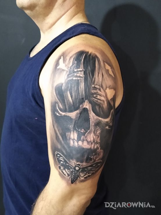 Tatuaż dziewczyna czaszka i ćma w motywie motyle i stylu realistyczne na ramieniu