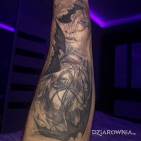 Tatuaż Kobiety i mroczne ptaszki na przedramieniu motyw: czarno-szare styl: graficzne / ilustracyjne