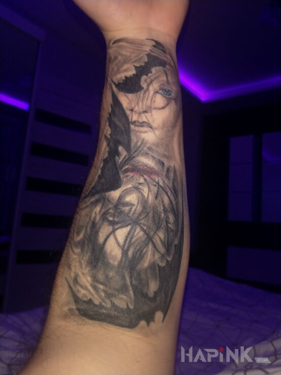 Tattoo Kobiety i mroczne ptaszki in faces motif and graphic / illustrative style on the forearm