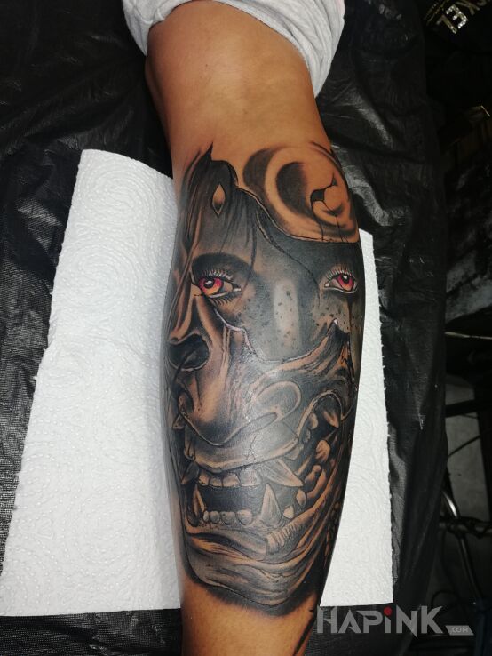 Tattoo Tatoogirl in faces motif and graphic / illustrative style on the calf