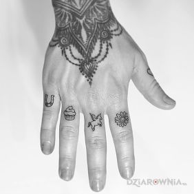 Tatuaż Parę wzorków na dłoni motyw: czarno-szare styl: kontury / linework