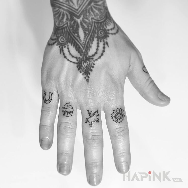 Tattoo Parę wzorków in other motif and contour / linework style on the fingers