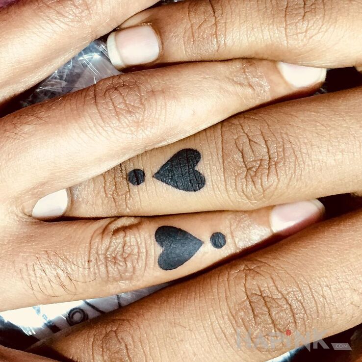 Tattoo Serca in Love motif and minimalistic style on the fingers