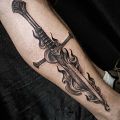 Wycena tatuażu - miecz tatuaz na tricepsie