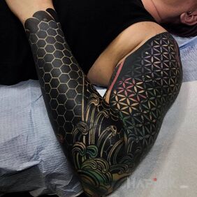 Tattoo Some geometry and blackwork on the forearm motif: sleeves style: blackwork / blackout