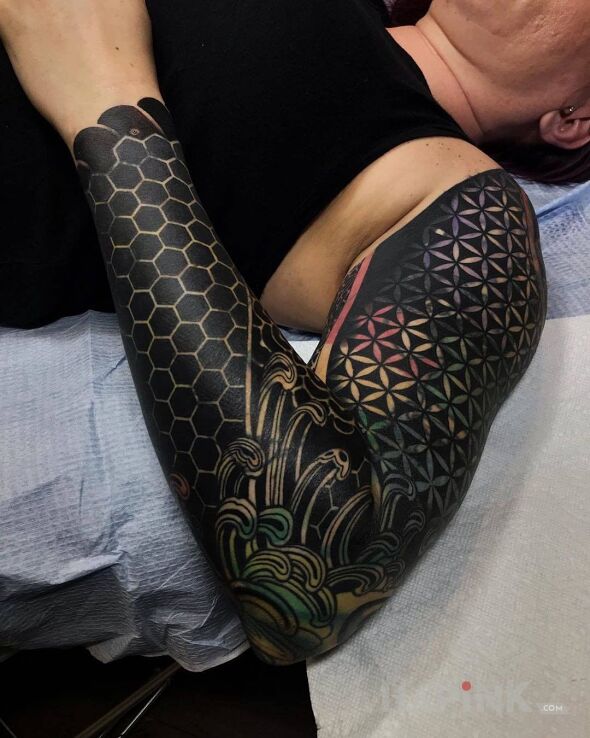 Tattoo Trochę geometrii i blackworku in sleeves motif and geometric style on the upper arm