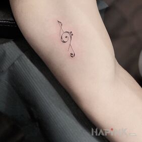 Tattoo Viola key on the upper arm motif: other style: minimalistic