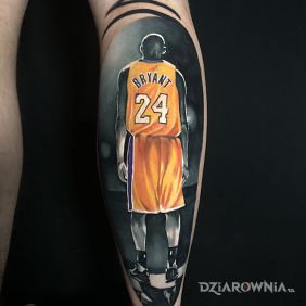 Tatuaż Black mamba na łydce motyw: czarno-szare styl: realistyczne