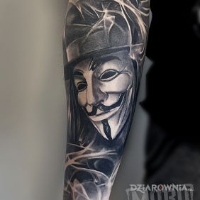 Tatuaż Wygojony, V for Vendetta na przedramieniu motyw: postacie styl: realistyczne