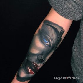 Tatuaż Usta :) na przedramieniu motyw: twarze styl: realistyczne