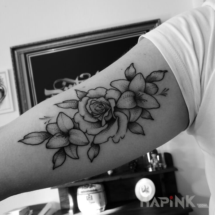 Tattoo Kwiaty in black and gray motif and graphic / illustrative style on the upper arm