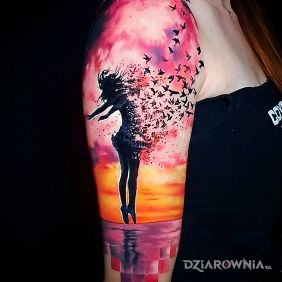 Tatuaż Dziewczyna i ptaki na ramieniu motyw: 3D styl: surrealistyczne
