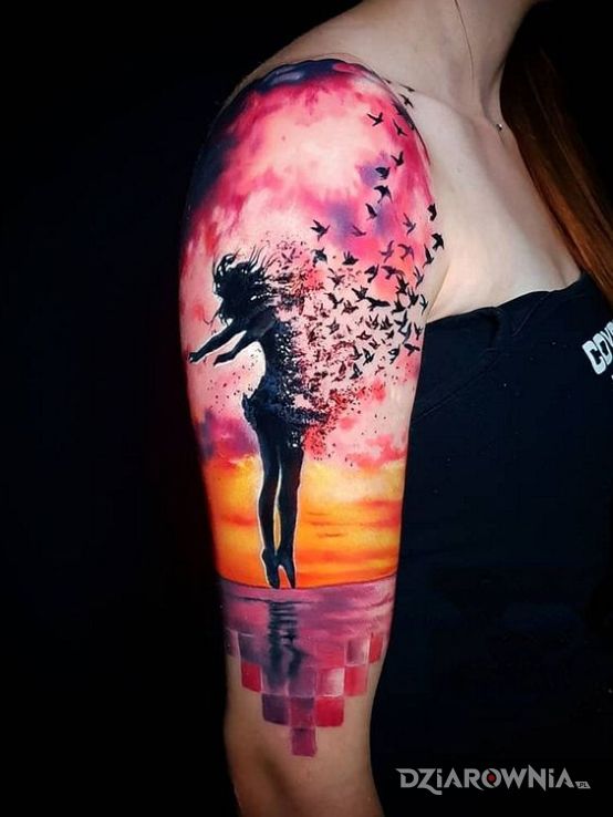 Tatuaż dziewczyna i ptaki w motywie postacie i stylu surrealistyczne na ramieniu