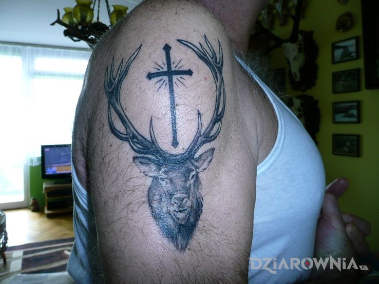 Tatuaż śwhubert w motywie religijne na ramieniu