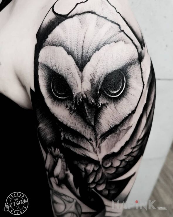 Tattoo Ptaszek in black and gray motif and sketch style on the upper arm