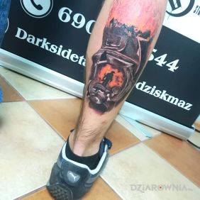 Tatuaż Fireman na łydce motyw: kolorowe styl: realistyczne