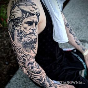 Tatuaż Herkules na przedramieniu motyw: czarno-szare styl: realistyczne