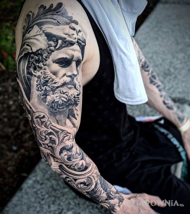 Tatuaż herkules w motywie rękawy i stylu realistyczne na ramieniu
