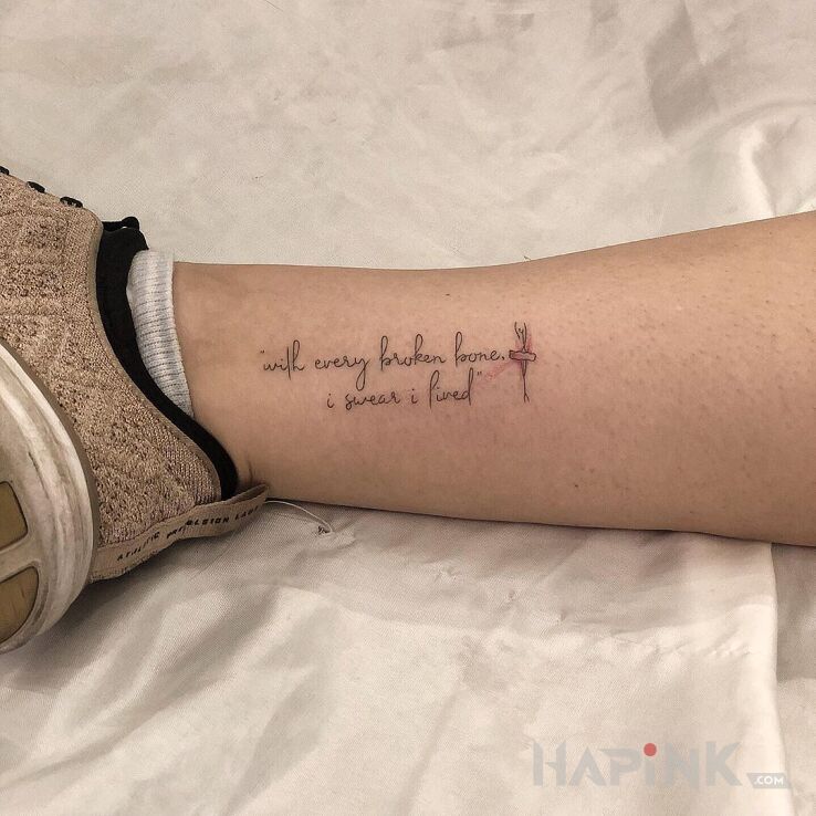 Tattoo Złamana kość in lettering motif and calligraphy style on the leg