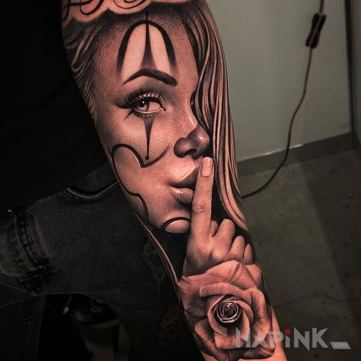 Tattoo Lepiej zamilcz in flowers motif and realistic style on the forearm