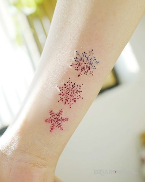 Tatuaż platki sniegu w motywie kolorowe i stylu minimalistyczne na przedramieniu